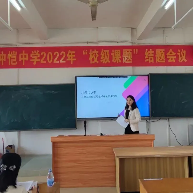 评审专家认真审阅材料