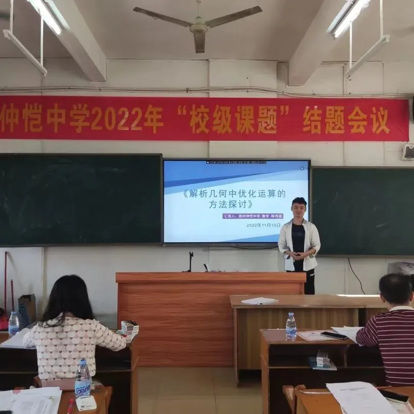 评审专家认真审阅材料
