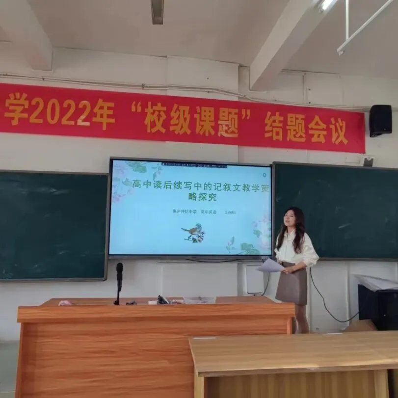 评审专家认真审阅材料
