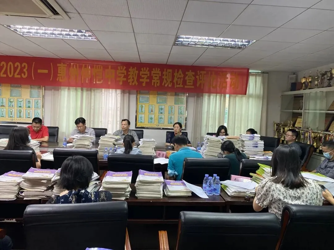 检查人员仔细检查学生作业