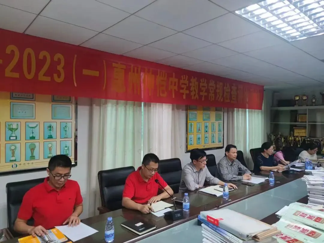 张伟雄副校长对教学常规检查进行指导