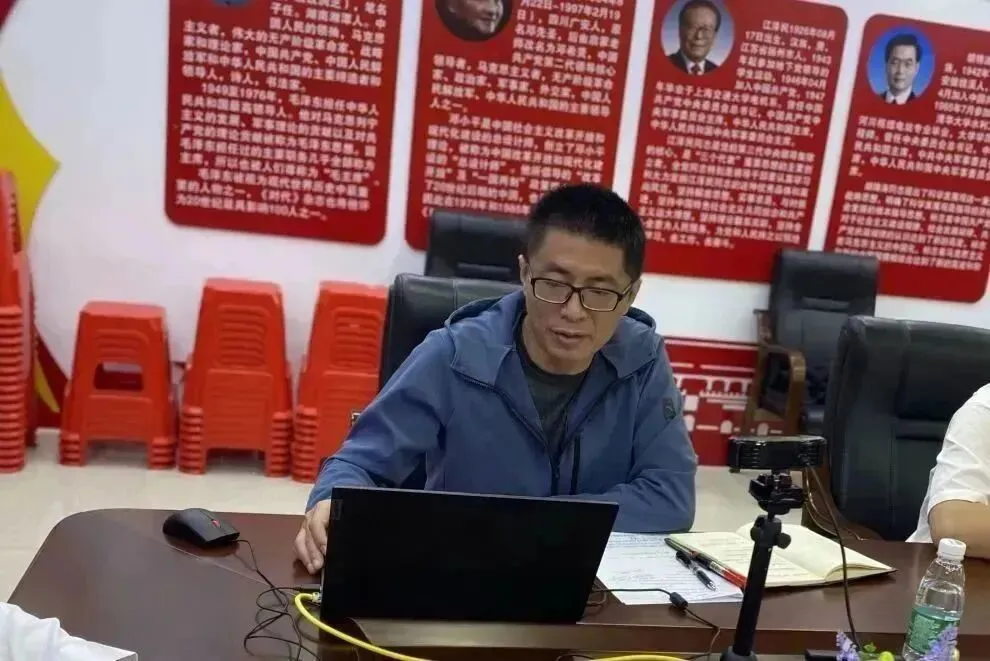 安龙四中教学管理中心副主任龚光明介绍学校教学常规管理措施