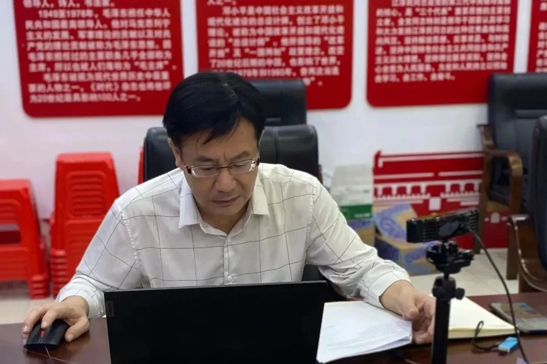 安龙四中党总支书记、副校长王成斤与惠州仲恺中学教学副校长张伟雄等领导参加线上交流会