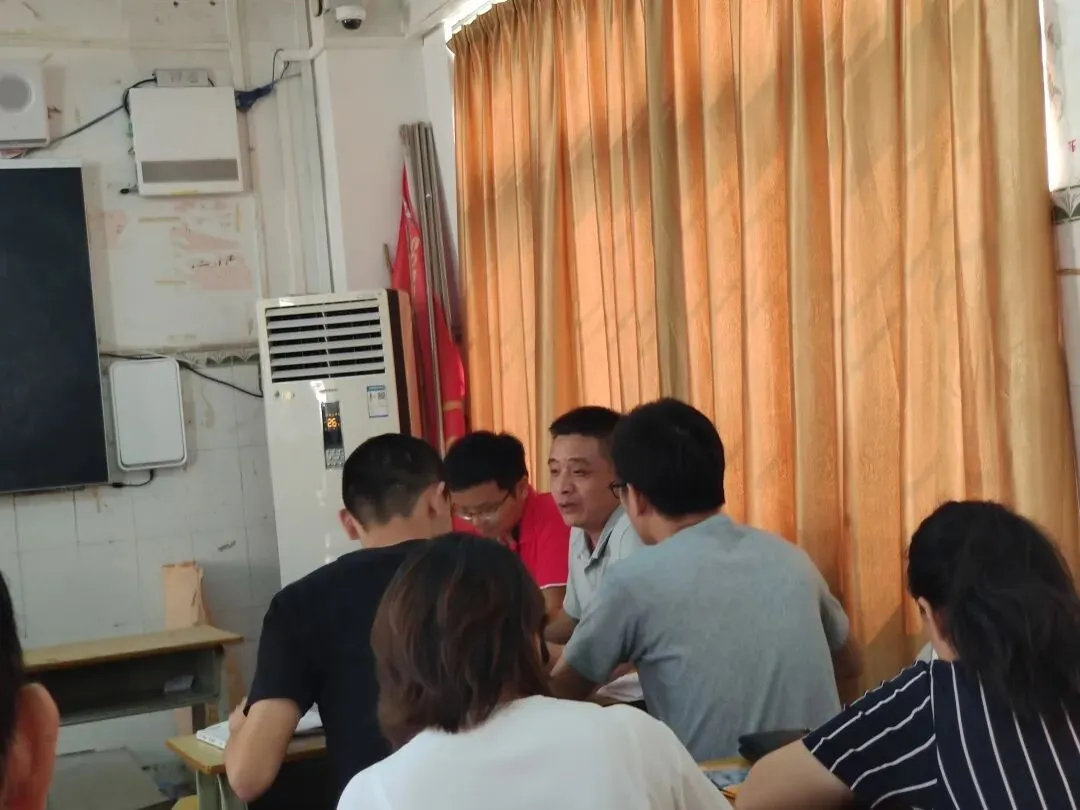 物理科组教师们正在进行研讨评课