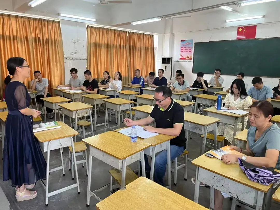 教师们认真听取评课意见
