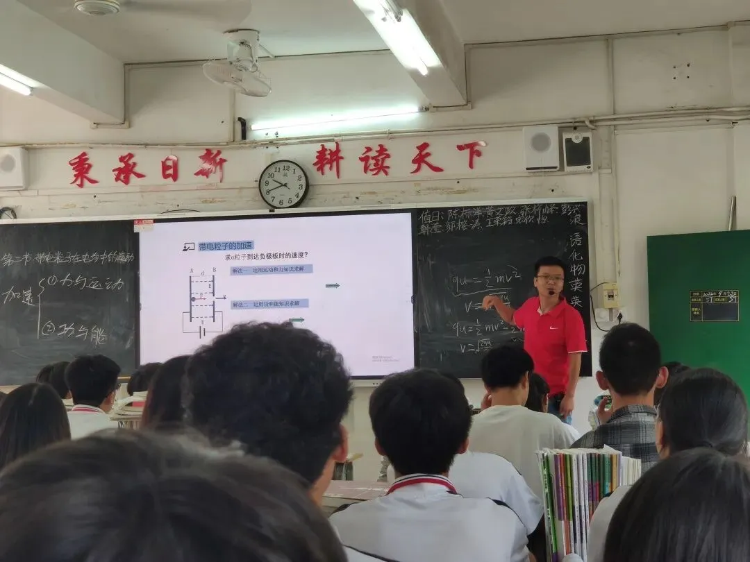 高二陈远青老师在进行物理课堂教学