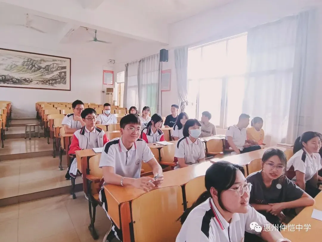 罗嘉仪老师指导学生进行放松练习