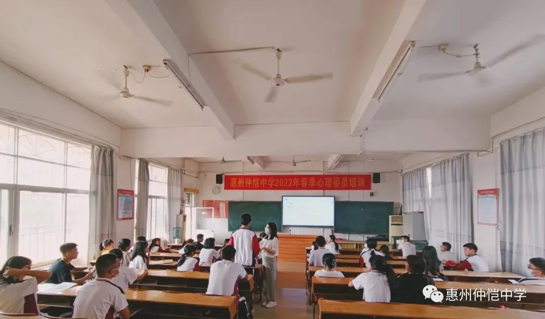 同学们在培训中进行共情技术模拟演练