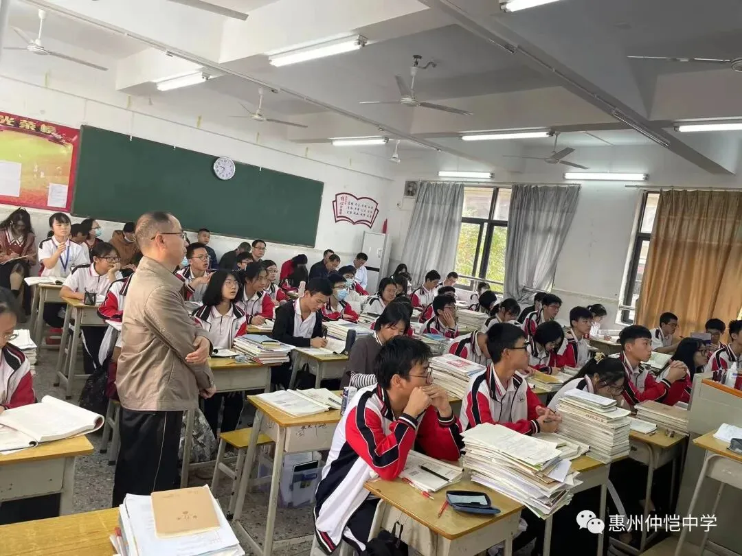 学生在化学实验课上进行操作演示