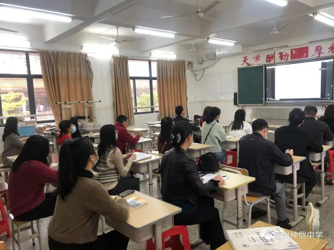 政治科组教师们在评课交流会上分享观点