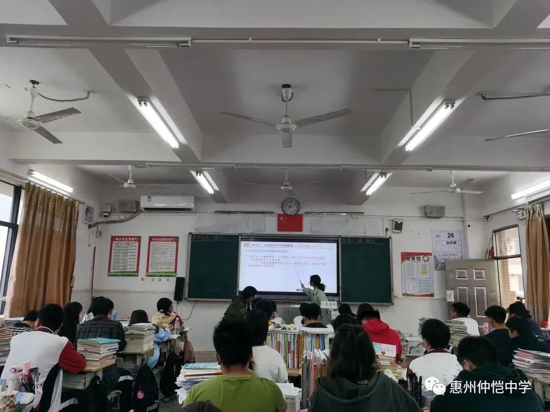 高三学生认真聆听吴晓丹老师的复习课