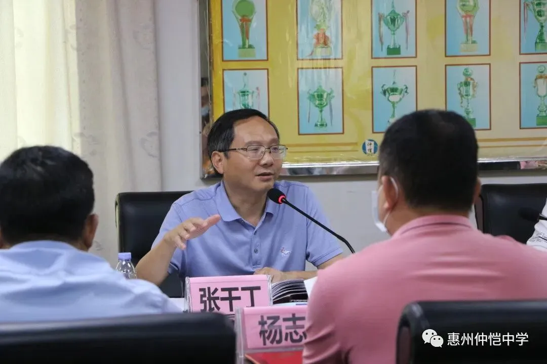 家委会委员参观学校食堂