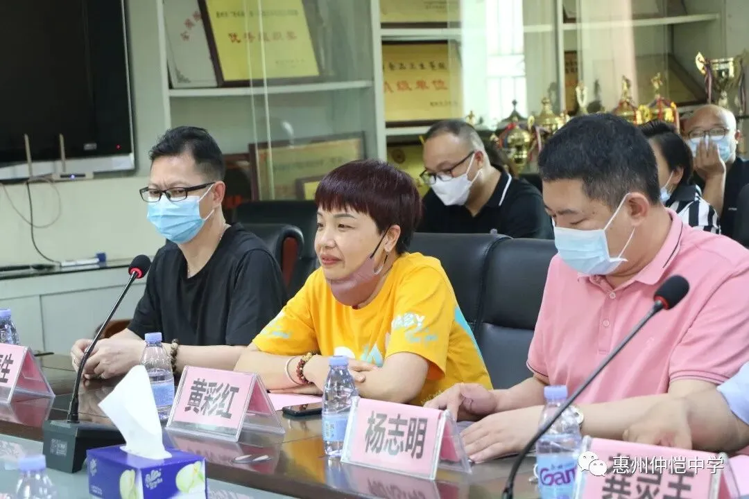 家委会成员合影留念