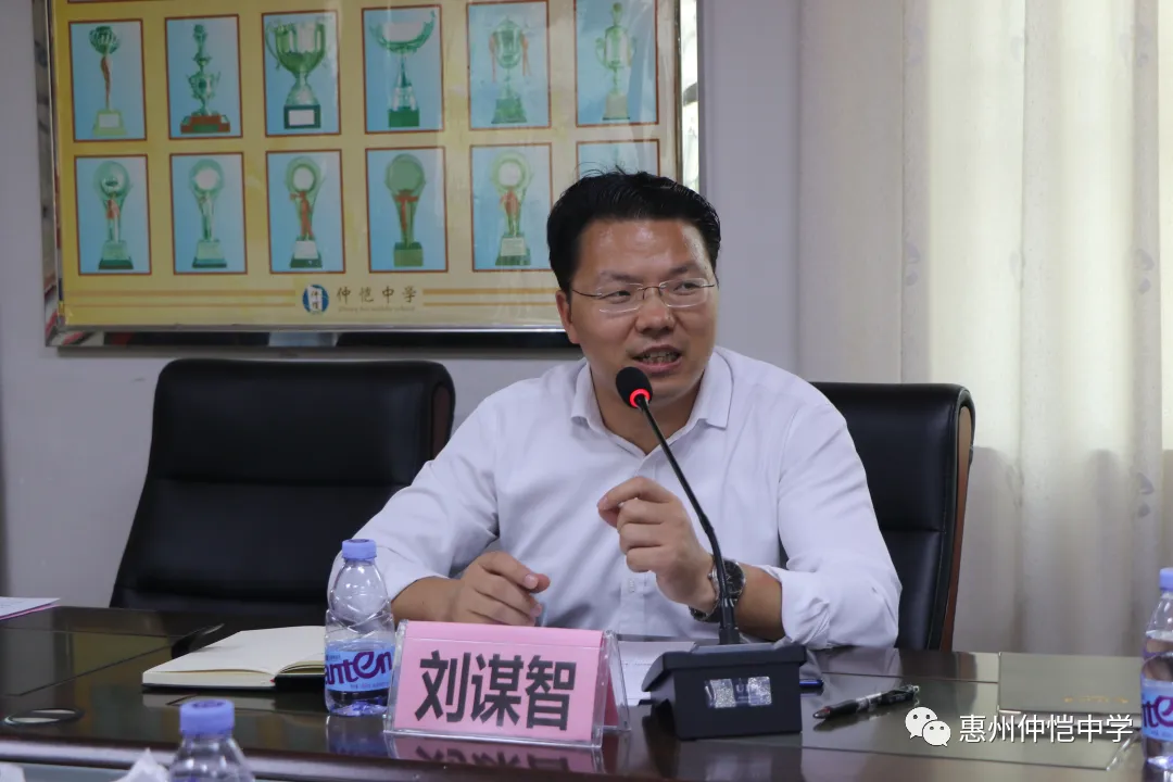 家委会委员候选人进行个人介绍