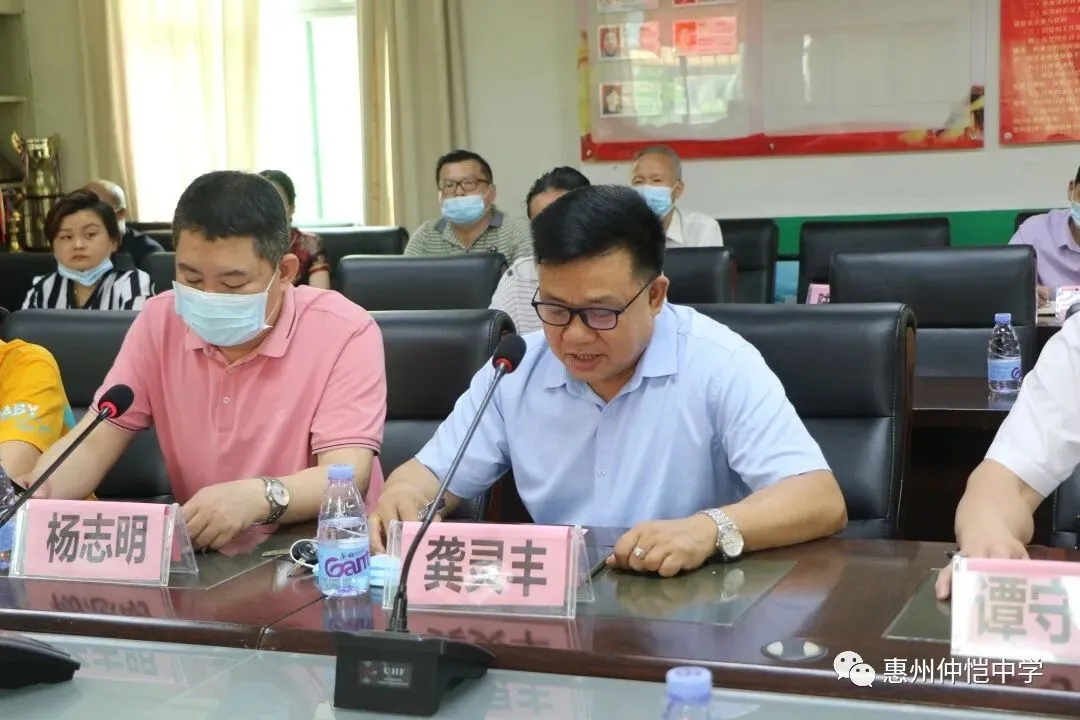 张干丁校长、刘谋智副校长为家委会成员颁发聘书