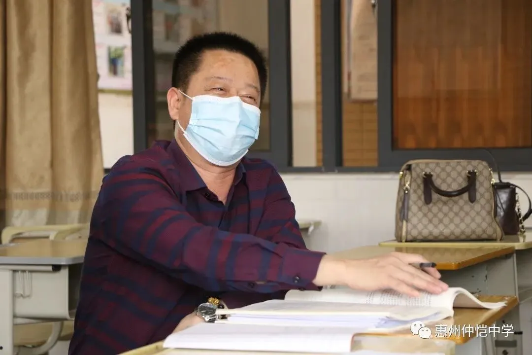 何玲老师代表备课组向徐老师赠送对联