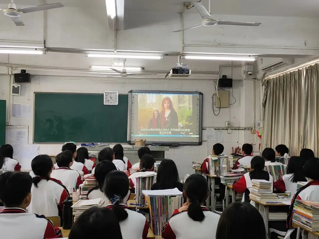 学生们在教室里讨论电影情节