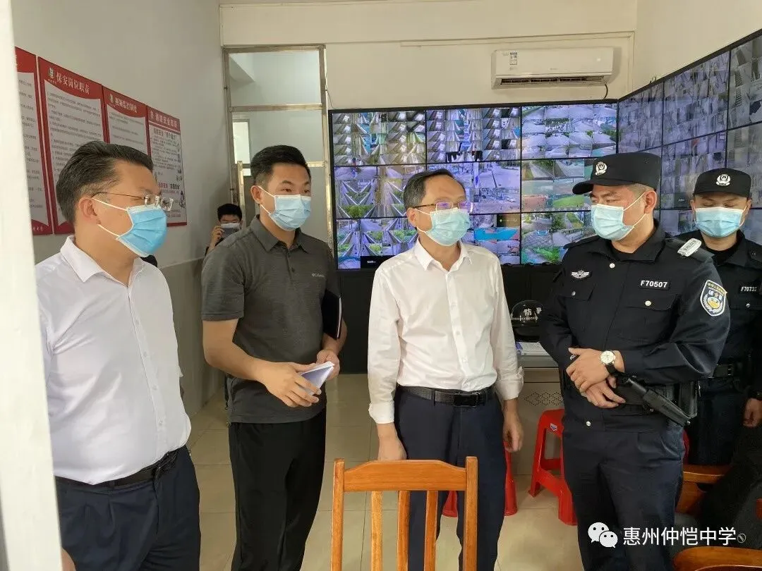 张干丁校长带领督查小组检查校园监控设施和一键报警系统