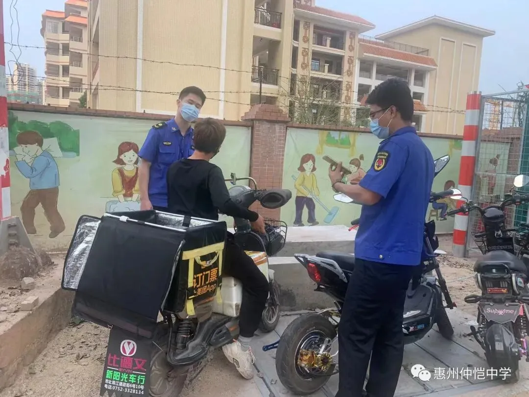 张干丁校长带队检查学校周边的移动摊贩和快餐外卖