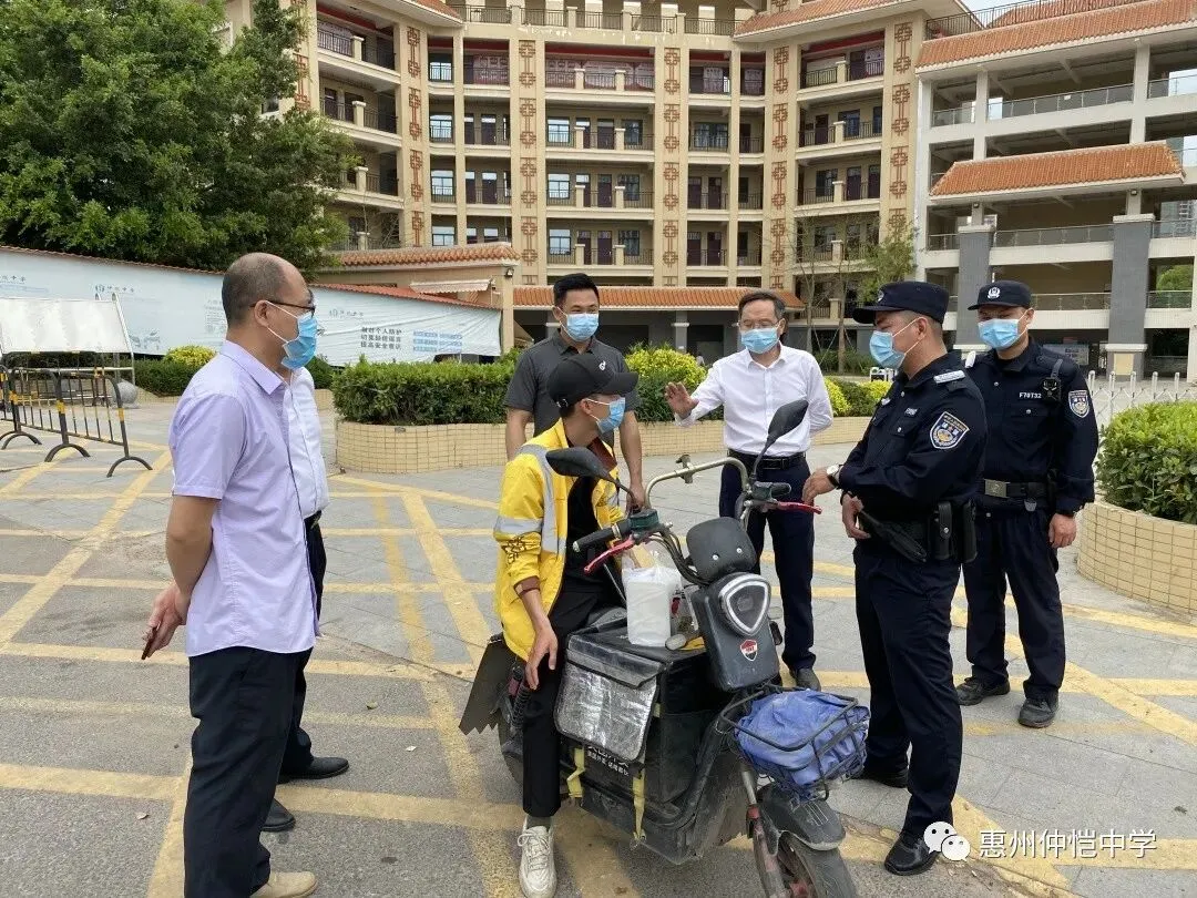 张干丁校长带队检查学校周边的移动摊贩和快餐外卖