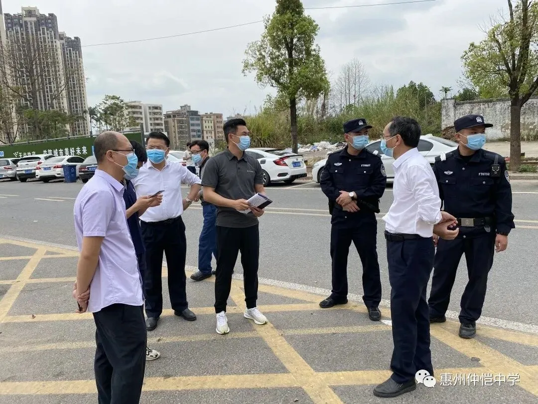 张干丁校长带队检查校园周边交通环境