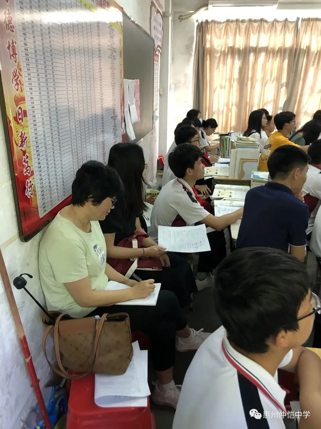 学生积极举手回答问题