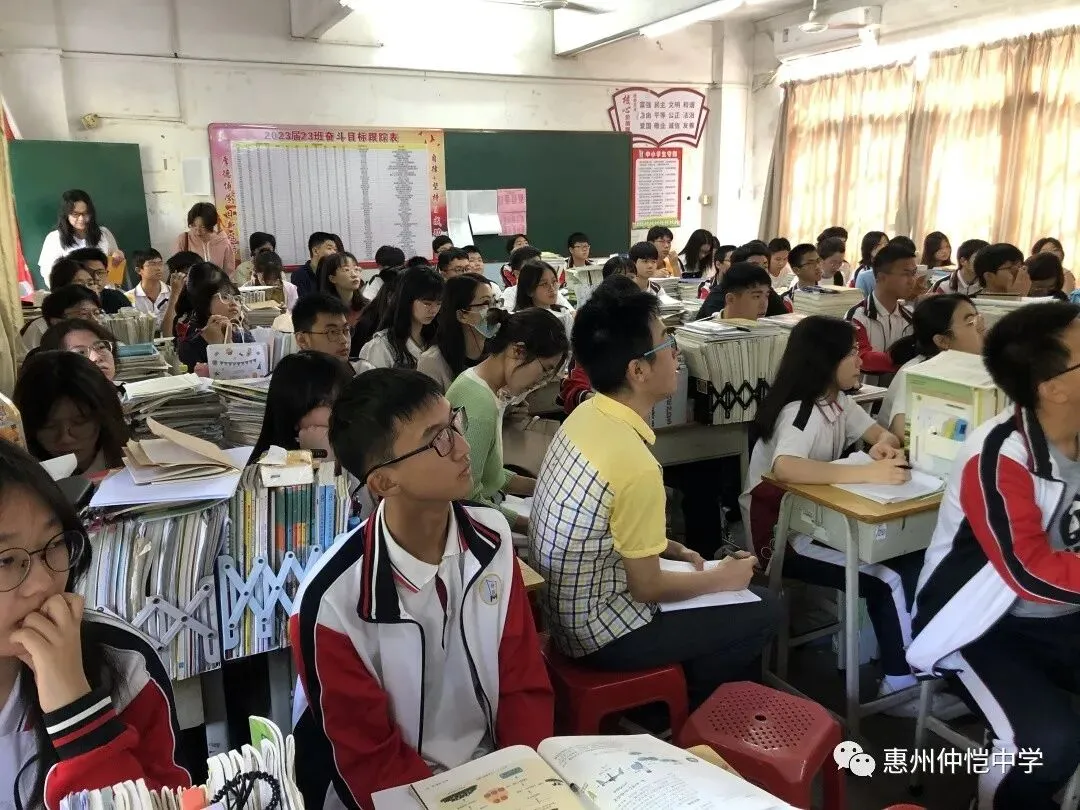 学生们在课堂上进行小组讨论