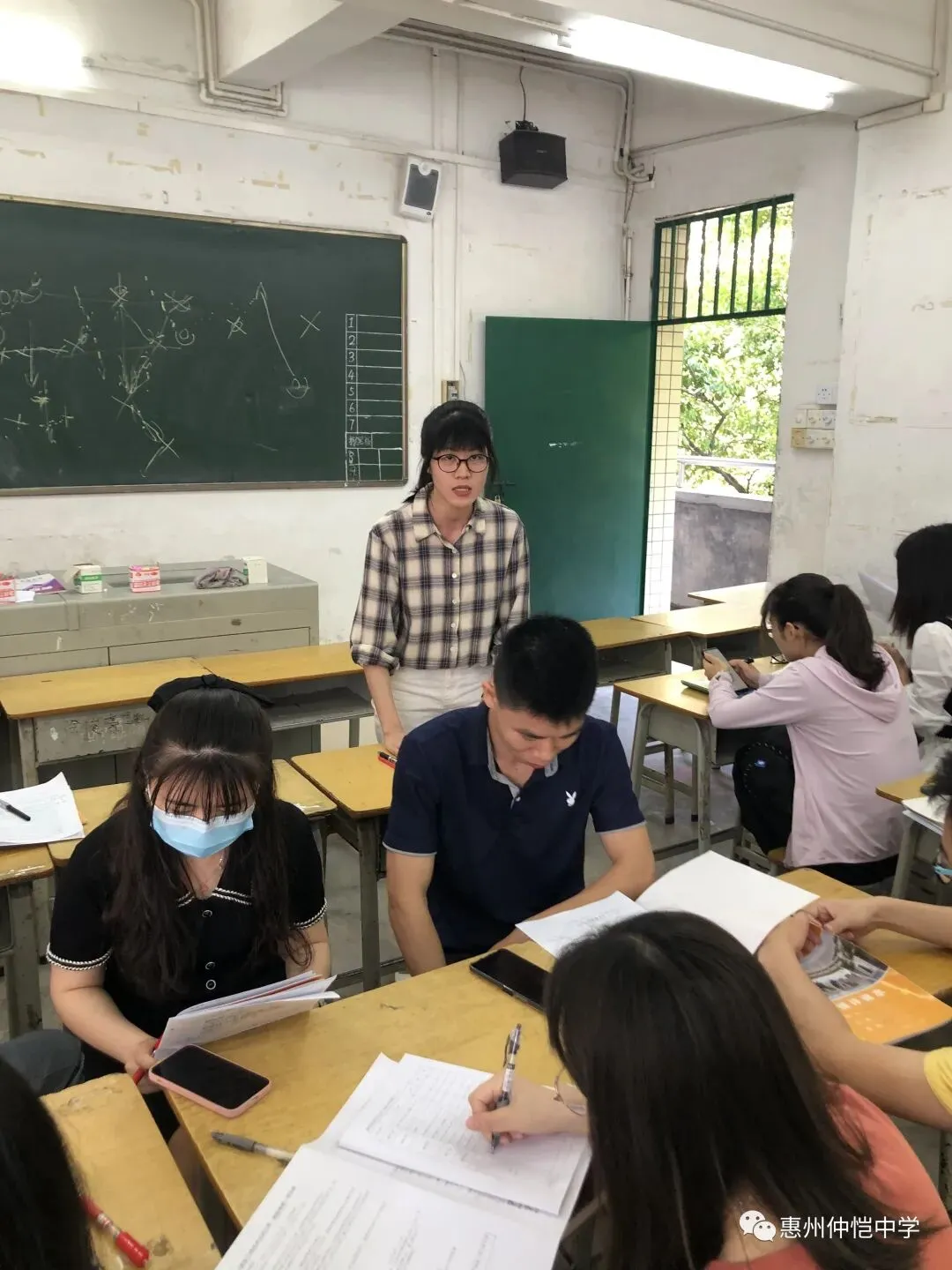 评课现场教师们认真听取意见