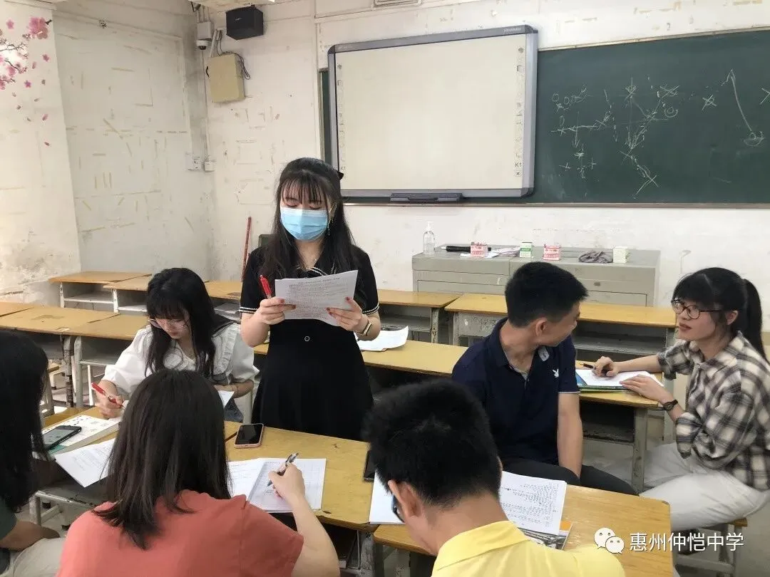 教师们在评课现场交流讨论