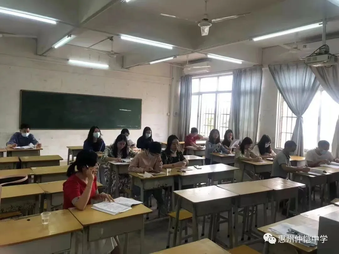 政治科组教师认真听取分享