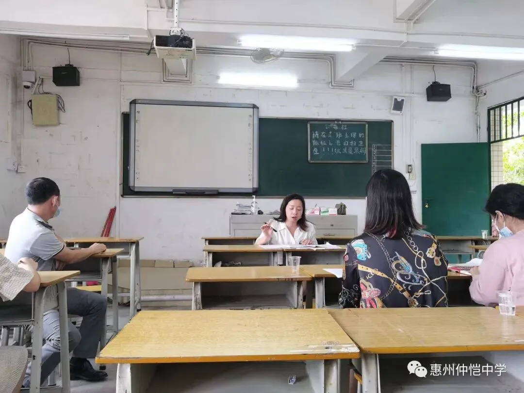 政治科组教师进行教研讨论