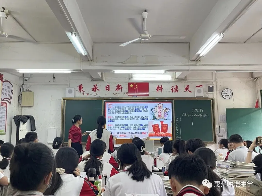 吴巧华老师在课堂上进行讲解