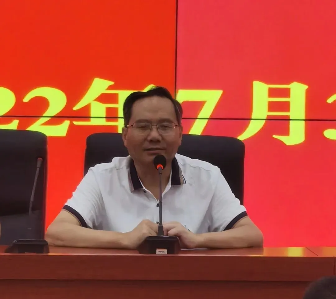惠州仲恺中学校长张干丁做总结发言