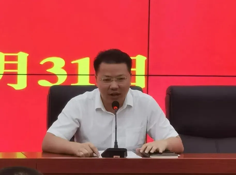 惠州仲恺中学副校长刘谋智安排高三各项准备工作