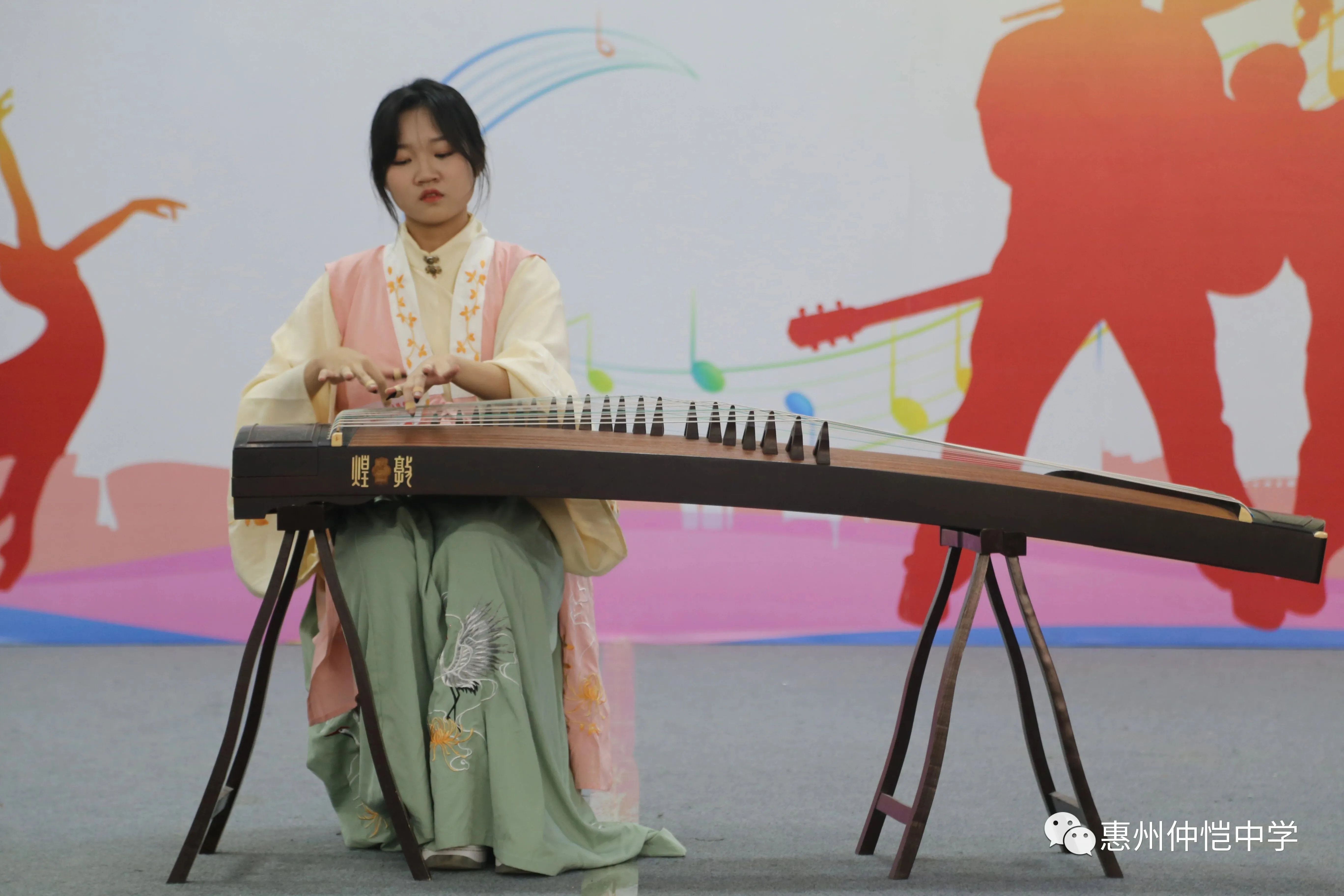 学生们在艺术节活动中展现自信风采