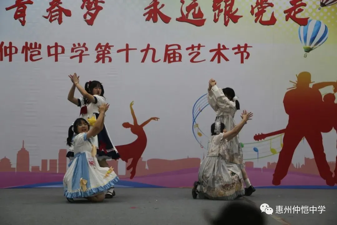 美术作品展吸引了众多师生驻足欣赏