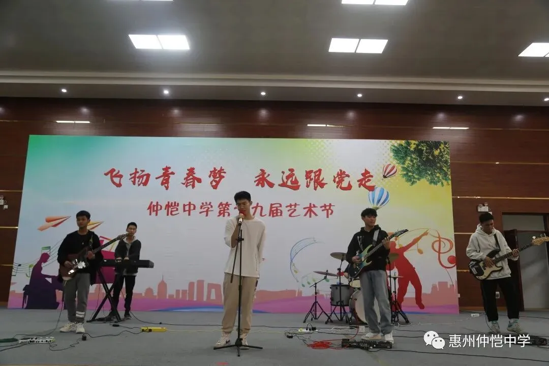 书法比赛现场,学生们挥毫泼墨