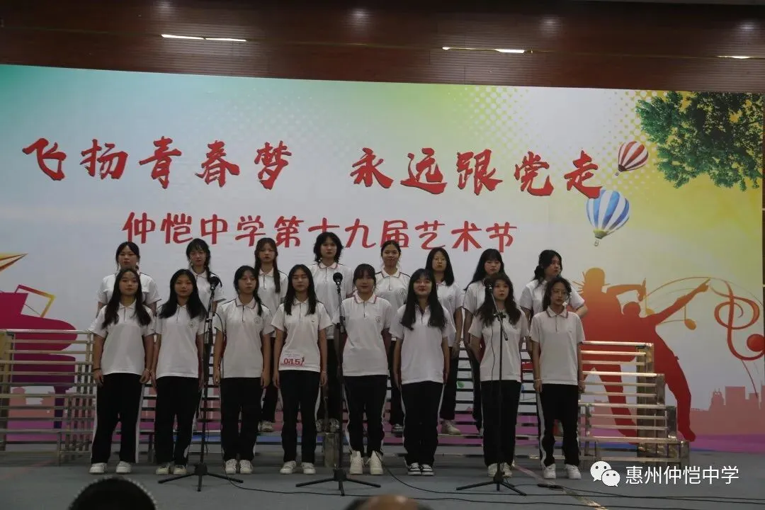学生们在现场进行绘画创作