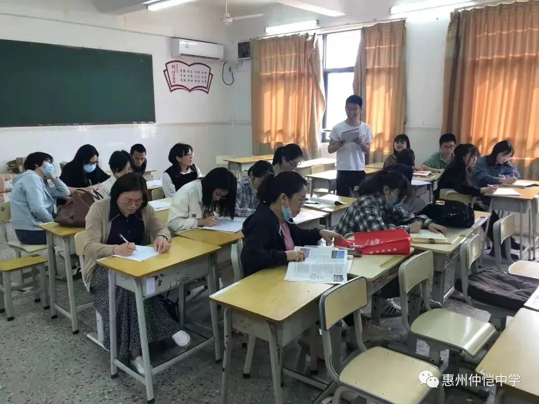 教师们在会议室就教学方法和备考策略进行深入交流