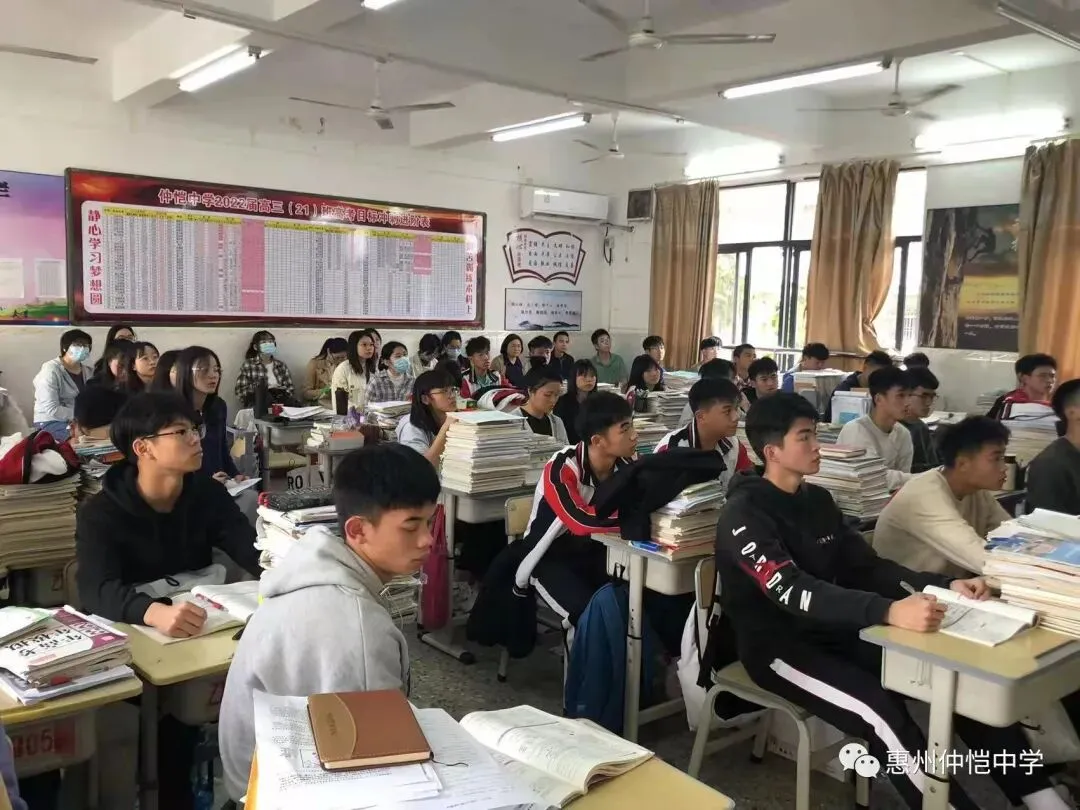 学生们认真听讲并参与课堂互动