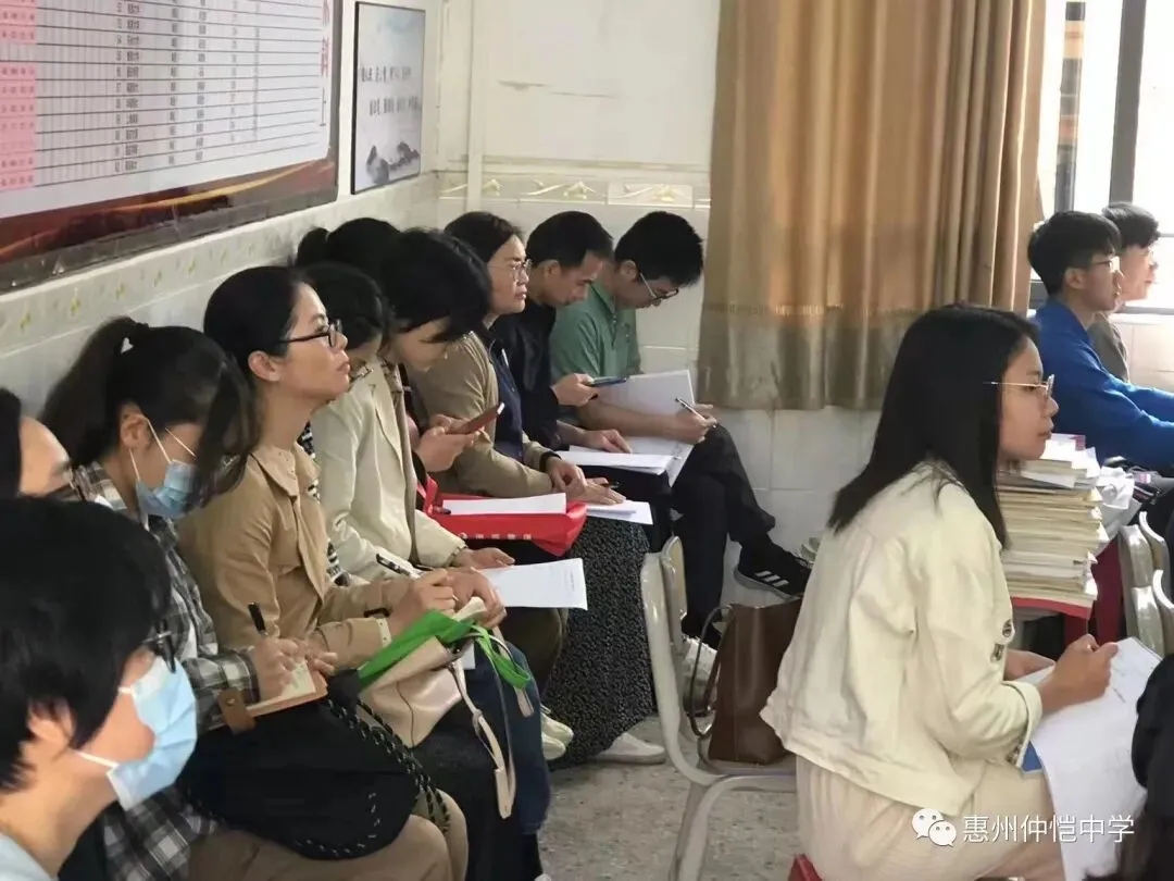 生物科组教师们在课后进行热烈的评课与研讨