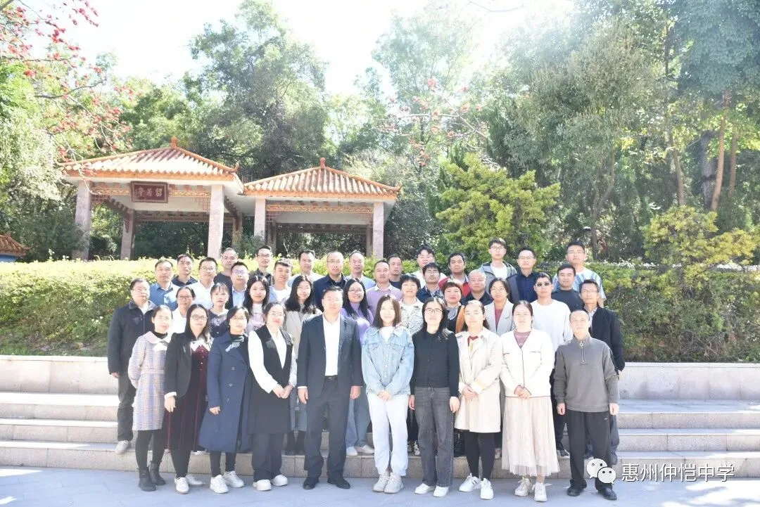 教师们在进行教学研讨