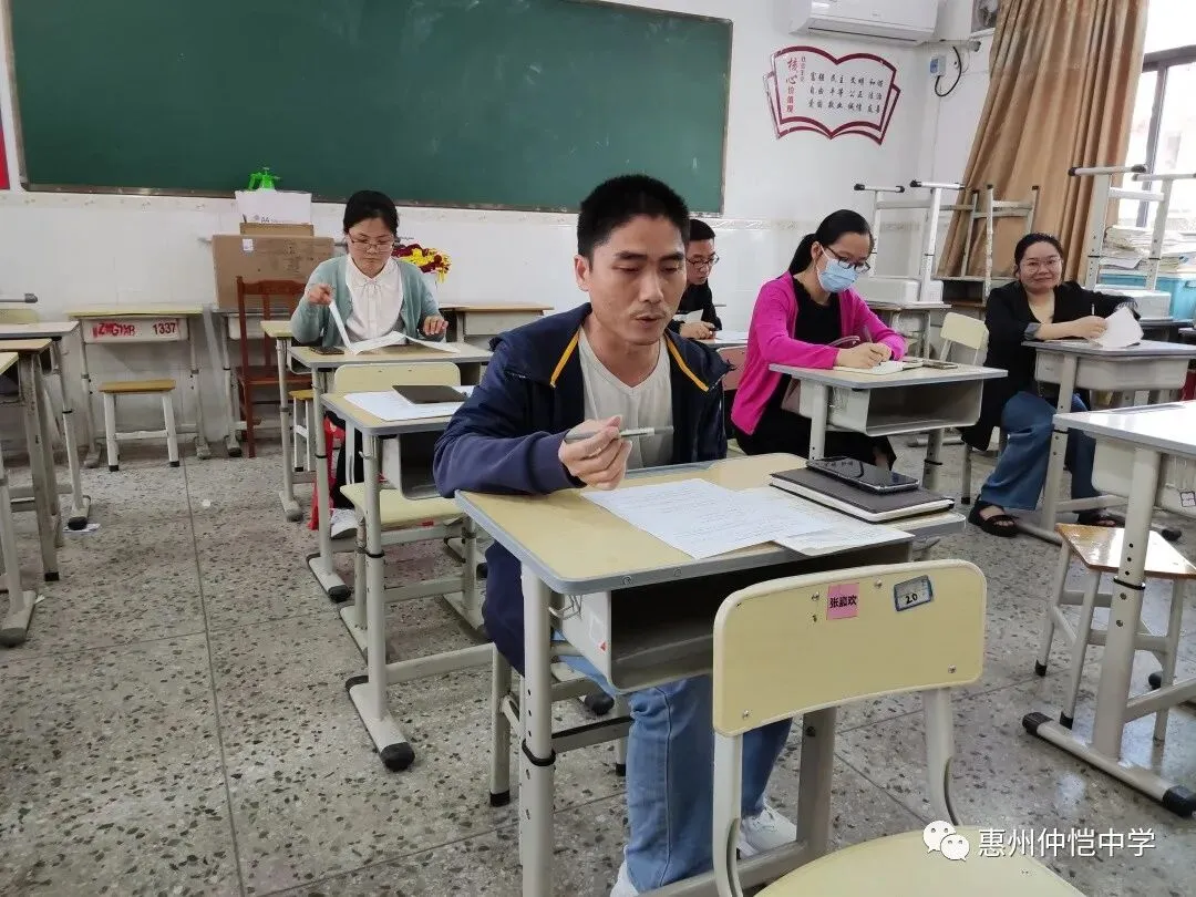 教师们在课后进行交流与反馈