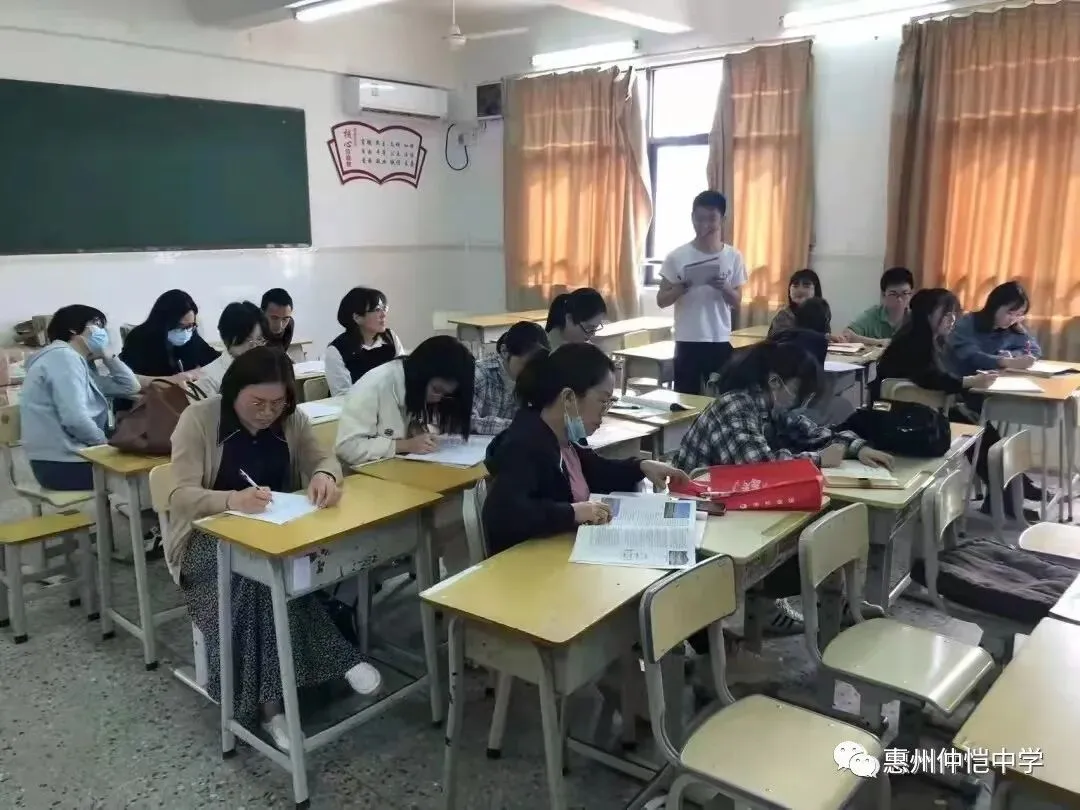 教师们在进行学科知识探讨