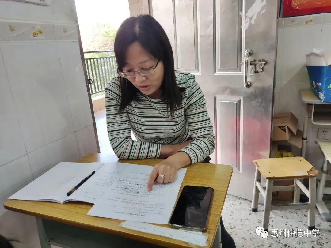 学生们在课后进行小组讨论