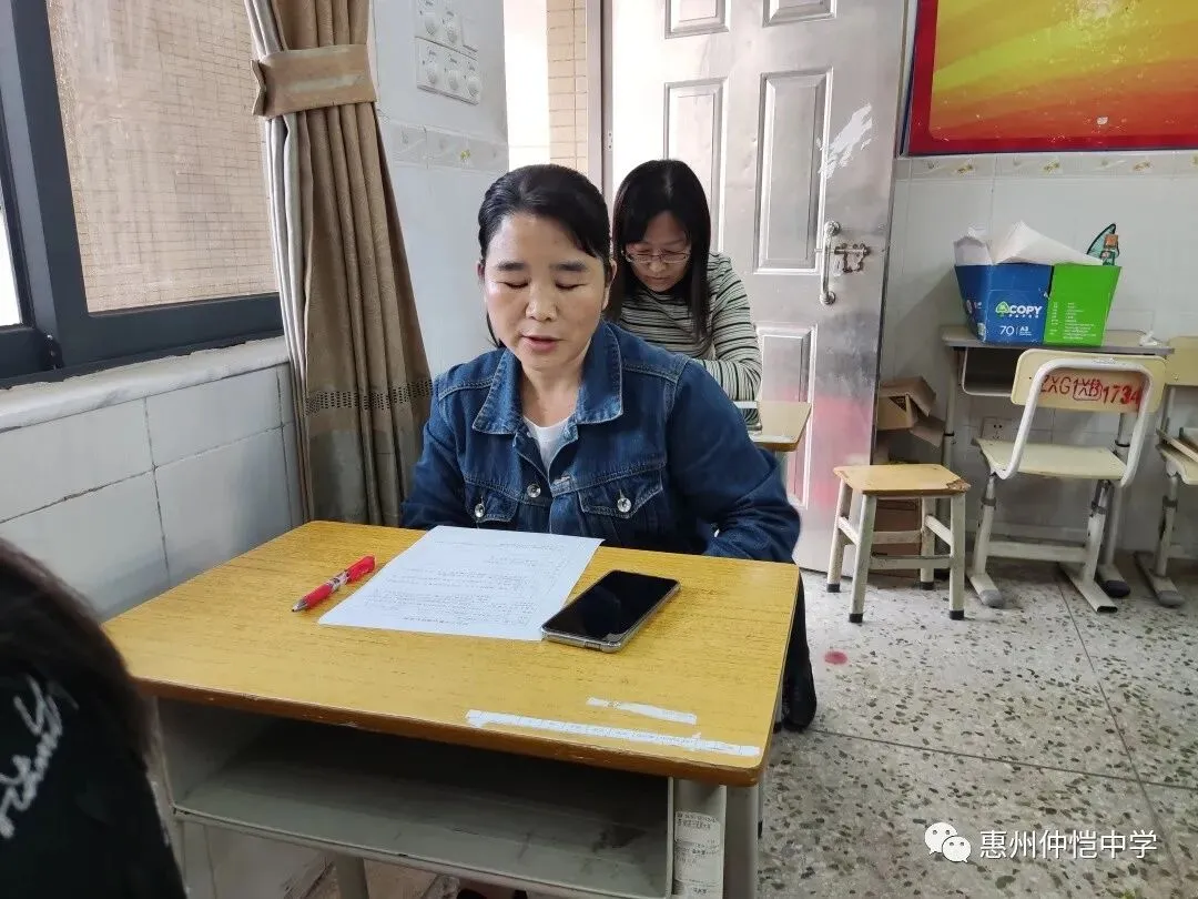 教师在黑板上进行知识点讲解