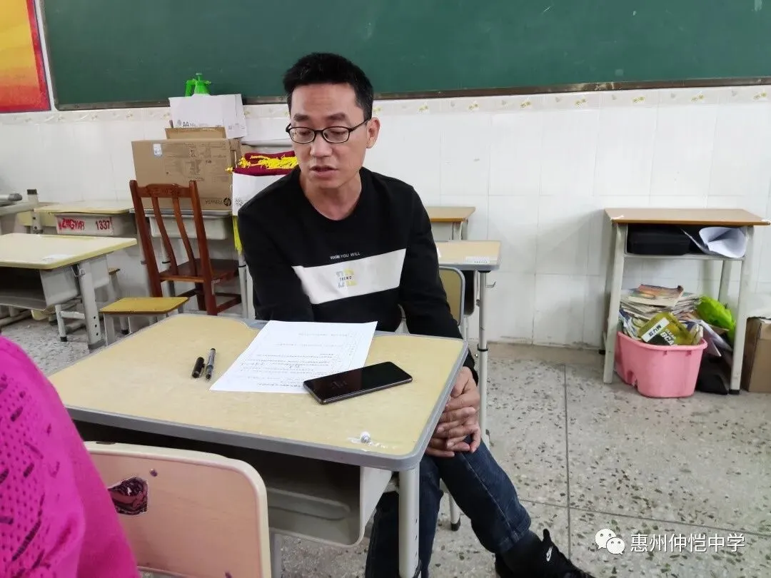 课堂调研现场,教师们认真听课记录