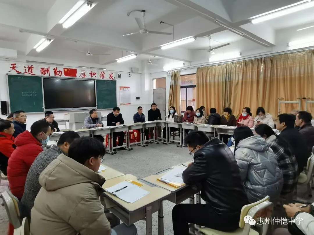 教师们在交流教学心得