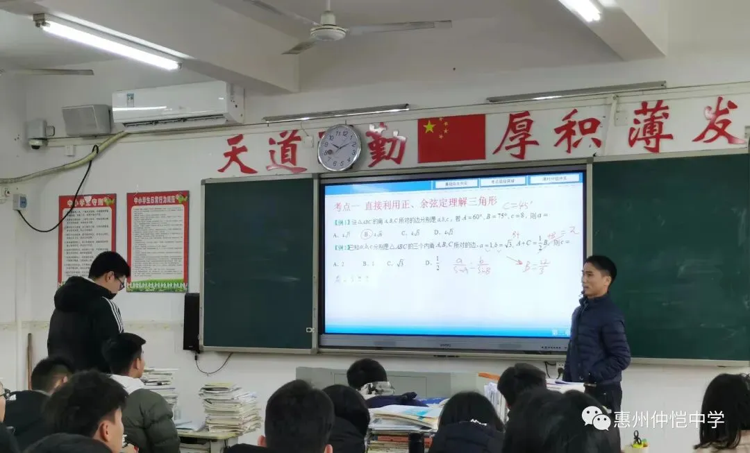 教研组长们在认真听取教师汇报