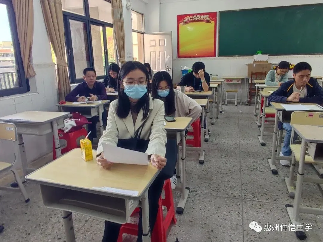 教研组长在听课并做记录